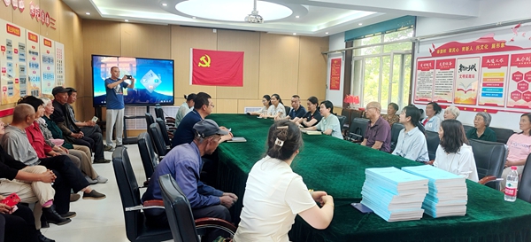 9.6月24日，民进乌兰察布工作委员会邀请市科技特派员，共同前往察右前旗南村委员会开展“学规定、强作风、树形象”主题教育科技助农活动